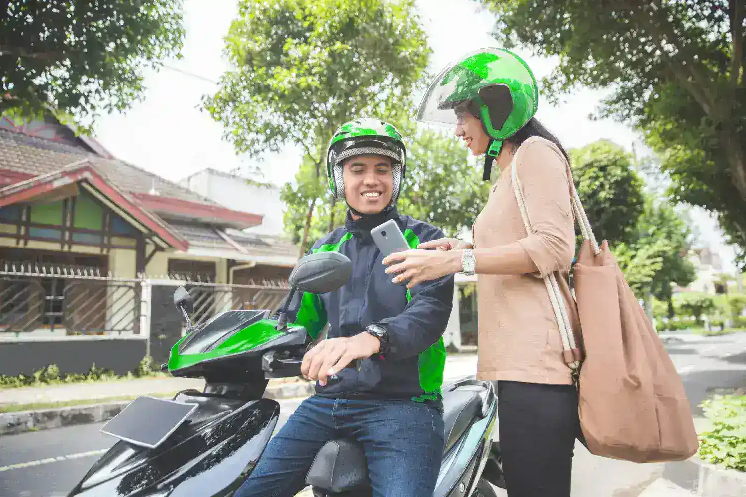 Driver Ojol Tanggapi Rumor Grab Caplok GOTO dengan Kejutan